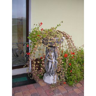 Blumenschale mit zwei Figuren aus Stein