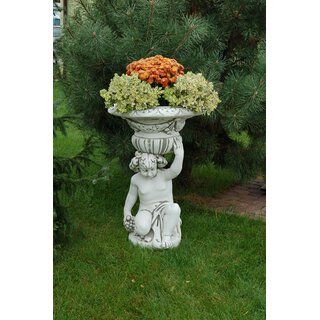 Kind mit Blumenschale aus Stein